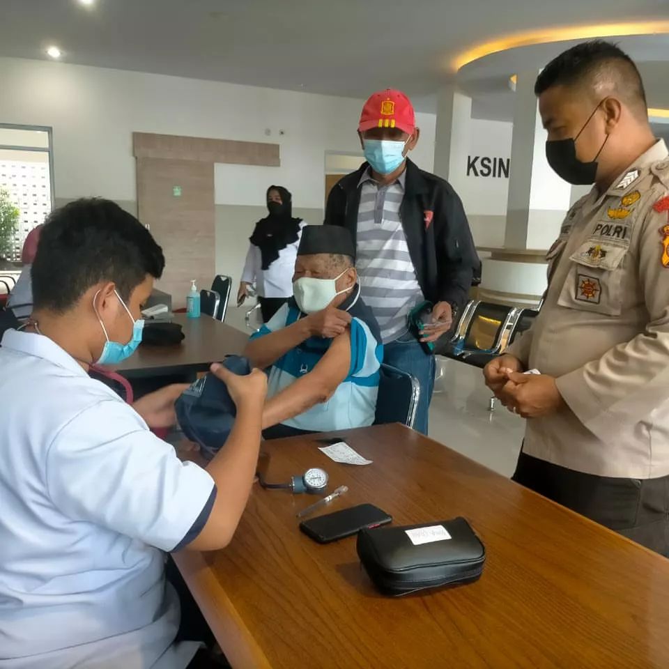 Lansia Umur 102 Th Antusias Mengikuti Vaksinasi Boster Di Rs.Bayangkara Polda Riau